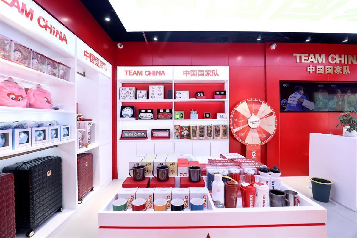 奧運(yùn)同款觸手可及 中國國家隊(duì)特許零售店湖北首店開業(yè)，掀起體育文創(chuàng)消費(fèi)新熱潮